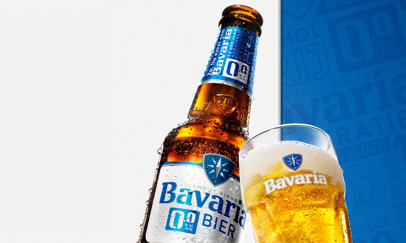 Alcoholvrij Bavaria pils flesje en glas voor een bavaria banner
